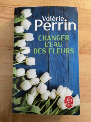 Changer l'eau des fleurs